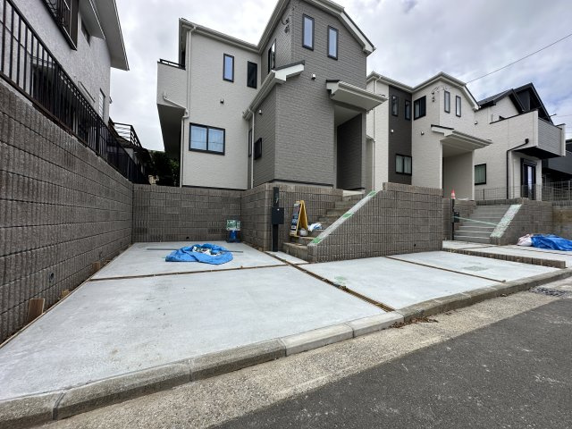 南区永田台戸建の駐車場|駐車スペースもゆったりしていて、車の出し入れも楽でいいですね。