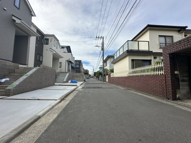 南区永田台戸建の前面道路含む現地写真|駐車ラクラクなゆったりとした前面道路です。