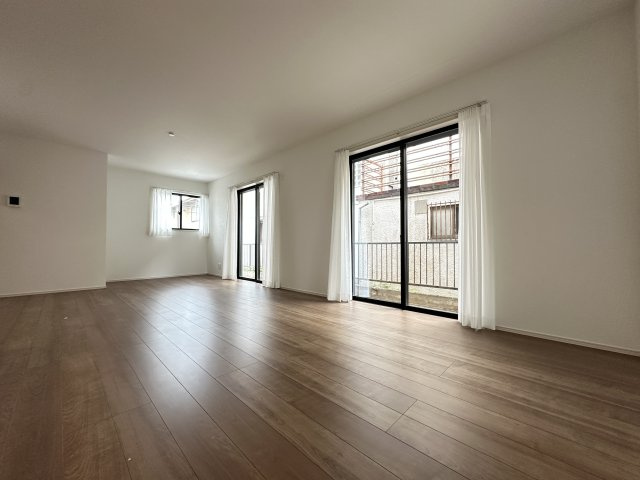 南区永田台戸建の居間・リビング|充分な広さと落ち着いたデザインの心地良いリビングです♪