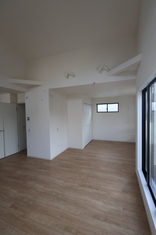 《仲介手数料無料》浦和区元町１丁目33-9新築一戸建てケイアイグレイスの居間・リビング