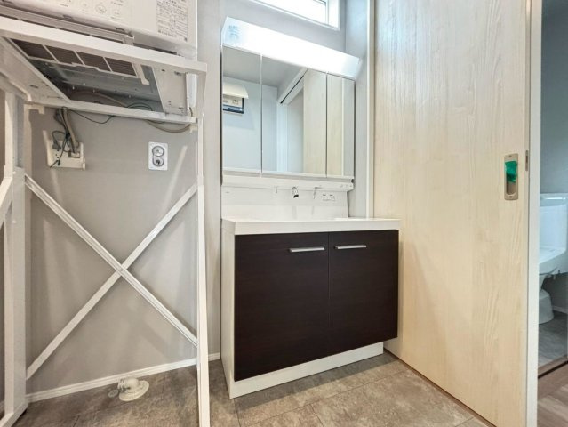 タマタウン　岐阜市中西郷（西郷小）　全３区画分譲の独立洗面台|ミラー扉の内側がすべて収納スペースになっています。女性の目線で考えた使いやすさを備えています。