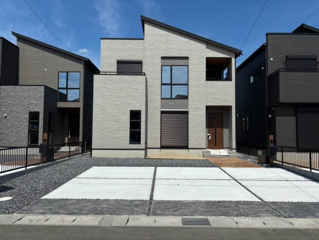 タマタウン　岐阜市中西郷（西郷小）　全３区画分譲の玄関|大容量のシューズ収納付きで玄関周りもすっきり！玄関ドアからの光が玄関ホールを明るくしてくれます。