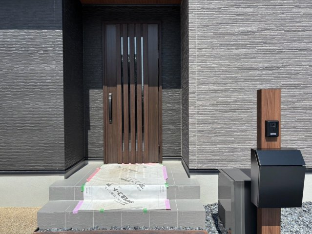 タマタウン　岐阜市中西郷（西郷小）　全３区画分譲の寝室|全居室にたっぷり収納できる大型収納を設置。窓ガラスは断熱性能や結露防止効果の高いペアガラスです。