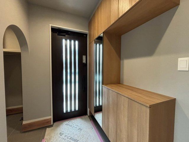 タマタウン　岐阜市中西郷（西郷小）　全３区画分譲の洋室|建具やクロスなどをトータルデザインでコーディネートしており、室内に落ち着きと安らぎを与えてくれます。