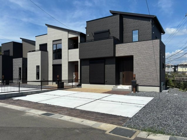 タマタウン　岐阜市中西郷（西郷小）　全３区画分譲の玄関|大容量のシューズ収納付きで玄関周りもすっきり！玄関ドアからの光が玄関ホールを明るくしてくれます。