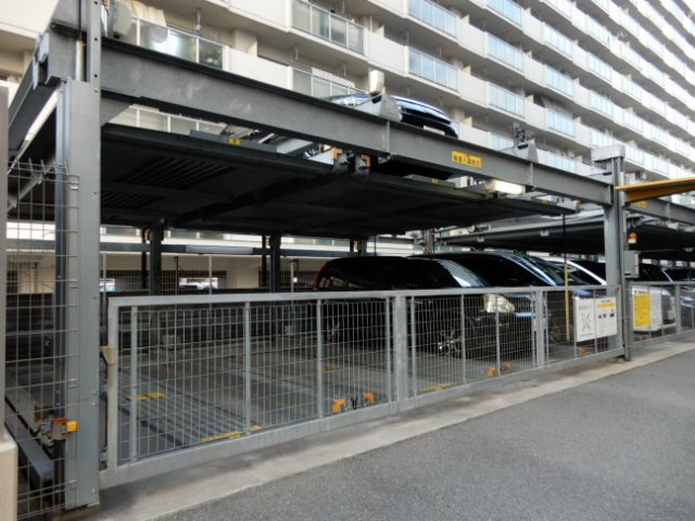 アルファステイツ野里の駐車場