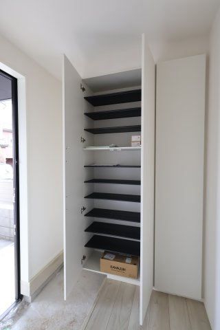 《仲介手数料無料》浦和区元町１丁目26-13新築一戸建てケイアイグレイスの玄関