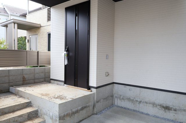 《仲介手数料無料》浦和区元町１丁目26-13新築一戸建てケイアイグレイスの玄関