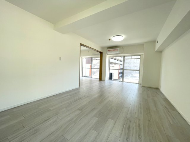 厚生町マンションの居間・リビング|角部屋のため、開口部も多く、明るいリビングダイニングです。