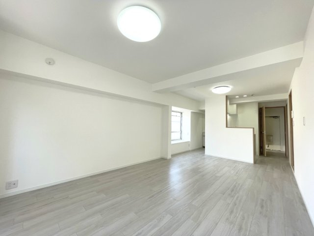 厚生町マンションの居間・リビング|角部屋のため、開口部も多く、明るいリビングダイニングです。