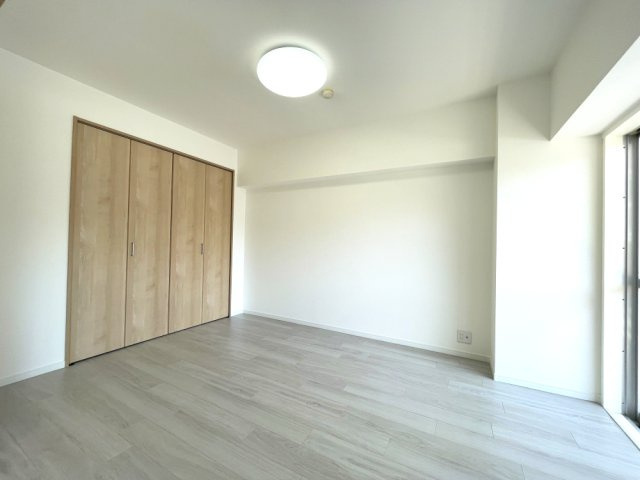 厚生町マンションの洋室|バルコニー側の洋室6帖です。