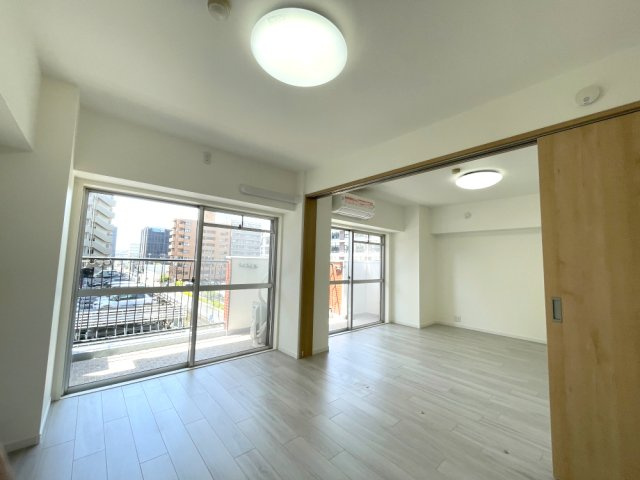 厚生町マンションの洋室|バルコニー側の洋室6帖です。