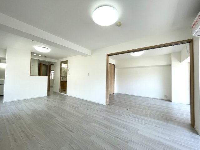 厚生町マンションの居間・リビング|角部屋のため、開口部も多く、明るいリビングダイニングです。