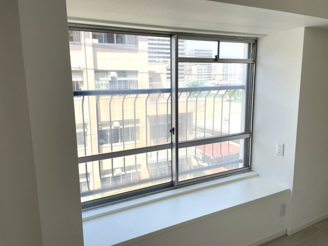 厚生町マンションの居間・リビング|角部屋のため開口部も多いです。