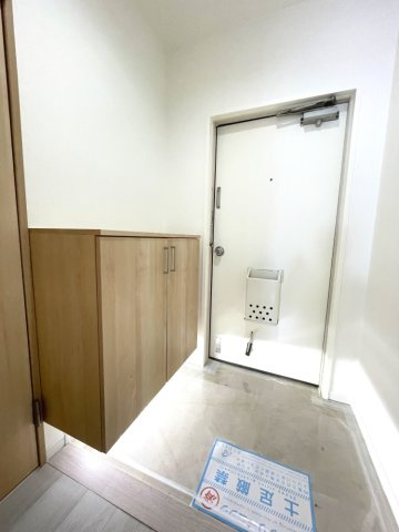 厚生町マンションの玄関|玄関の様子です。シューズボックスも新設しました。
