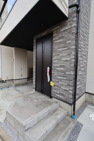 《仲介手数料無料》浦和区元町１丁目26-13新築一戸建てケイアイグレイスの玄関