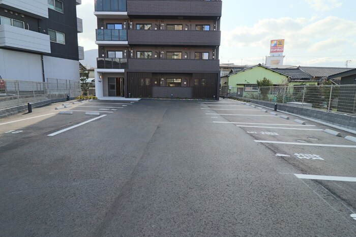 ニシコービルディング門司の駐車場