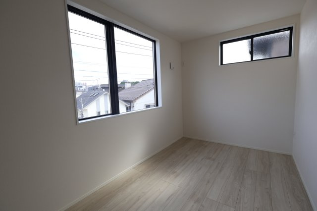 《仲介手数料無料》浦和区元町１丁目26-13新築一戸建てケイアイグレイスの洋室