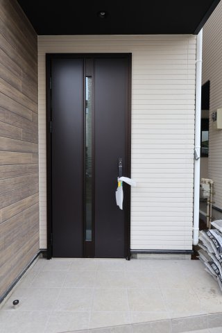 《仲介手数料無料》浦和区元町１丁目26-13新築一戸建てケイアイグレイスの玄関