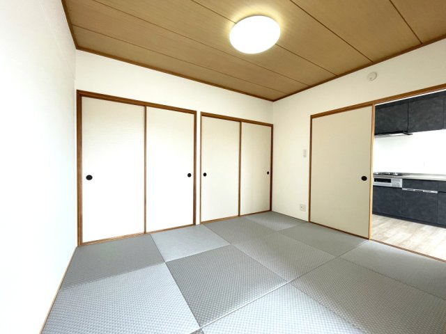 ノーブルコート中庄の和室|和の落ち着きとモダンな印象を兼ね備えた和室です。
