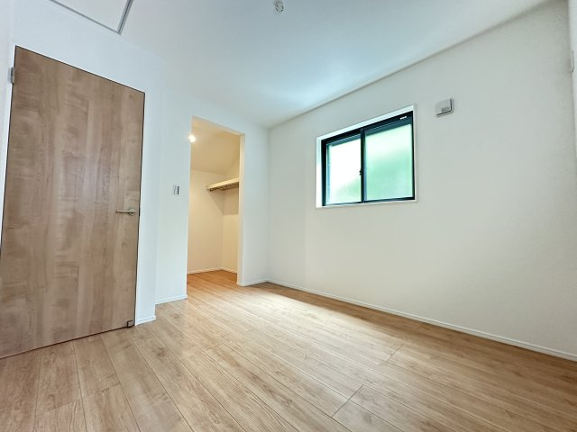 神奈川区三ッ沢上町の洋室|ウォークインクローゼットもある洋室なので、子供部屋にも良さそうですね。