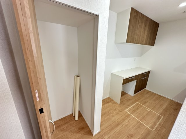 神奈川区三ッ沢上町の収納|パントリーやカップボード付きで使いやすそうなキッチンです。