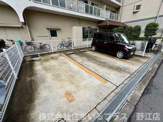 日商岩井京橋ハイツの駐車場
