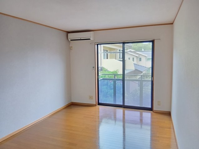 レジデンス翔の居間・リビング|アクセントクロスのお部屋
