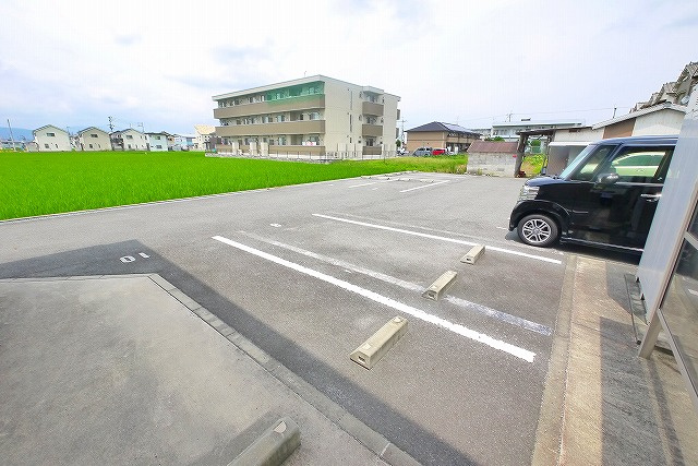 グランモア東九条Ⅲ南側駐車場の駐車場|駐車場に車を止められます