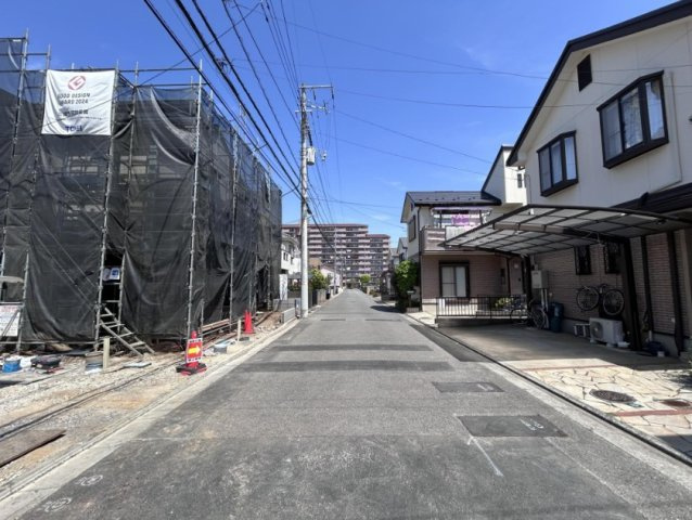 【前面道路含む現地写真】 | 川越市藤原町　新築一戸建住宅　全5棟　(ふじみ野店) | 小中学校が徒歩15分以内に揃いお子様の登下校も安心。スーパー、コンビニ、ドラッグストアも徒歩10分以内にございます。