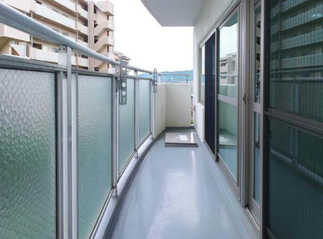 【バルコニー】 | コンドミニアム千里中央 | こちらの物件近くの教育施設や、スーパー・公園など、物件周辺の住環境を併せてご案内させて頂きます。ぜひ、現地での暮らしをイメージなさって下さい！