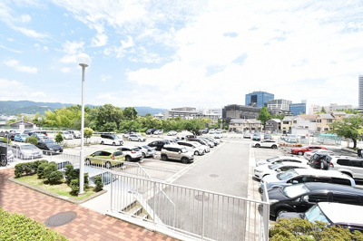 【駐車場】 | コンドミニアム千里中央 | サイトに掲載されていない箇所の写真、撮影してお届けさせて頂きます！気になる物件で、見たい部分の画像が無い場合は、弊社スタッフまでご連絡下さいませ。お客様の気になる箇所を、カメラにて撮影して参ります！