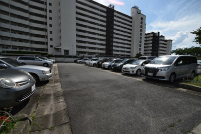 【駐車場】 | コンドミニアム千里中央 | エイブル売買事業部では、箕面市・豊中市・吹田市・池田市・茨木市・高槻市の北摂エリア全域で、物件のご紹介を致しております。北摂エリアにて購入物件をお探しの際は、当社までお問合せ下さいませ。