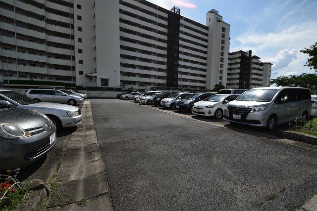 【駐車場】 | コンドミニアム千里中央 | エイブル売買事業部では、箕面市・豊中市・吹田市・池田市・茨木市・高槻市の北摂エリア全域で、物件のご紹介を致しております。北摂エリアにて購入物件をお探しの際は、当社までお問合せ下さいませ。