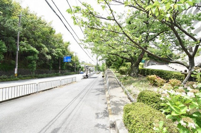【周辺】 | コンドミニアム千里中央 | 現在ご返済中のカーローン・カードローン・教育ローンなどを住宅ローンに一本化したり、家具家電購入費用・引越し費用を住宅ローンと組み合わせるなど、お客さまにメリットの多い住宅ローンのご提案が可能です。