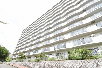 【外観】 | コンドミニアム千里中央 | こちらのサイトに掲載されている全ての物件が、当社にてご紹介可能です！気になる物件がありましたら、弊社スタッフまでお気軽にお問合せ下さいませ。