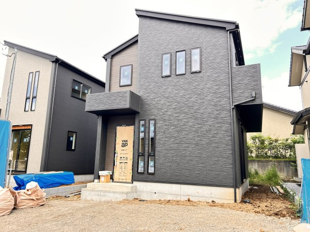 【GRAFARE 】宇都宮市五代 7期 全2邸の外観|〇2号棟【4LDK+FC+WIC】
18帖リビングの開放感を高める折上・折下天井♪２階主寝室はゆとりある8.5帖の広さ、２階居室はそれぞれのプライバシーに配慮した配置です。
※2026年8月撮影