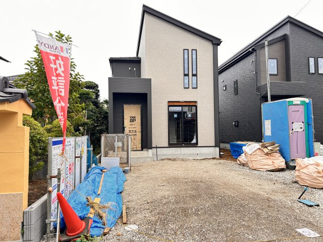 【GRAFARE 】宇都宮市五代 7期 全2邸の前面道路含む現地写真|○分譲地○
ゆとりの敷地５３坪♪買い物施設充実の生活便利なエリアです。
五代小学校まで徒歩13分、雀宮中学校まで徒歩8分、子育てファミリーにも嬉しい住環境です♪
※2026年7月撮影