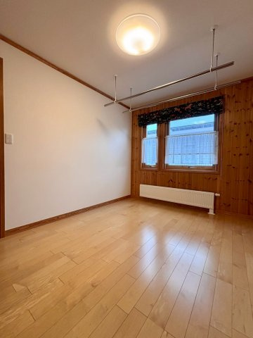 里塚緑ヶ丘5丁目の洋室|フリースペースに洗濯物を干せます！南西向きで陽当たりも◎