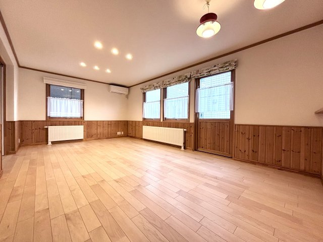 里塚緑ヶ丘5丁目の洋室|南西向きで陽当たり良好！
