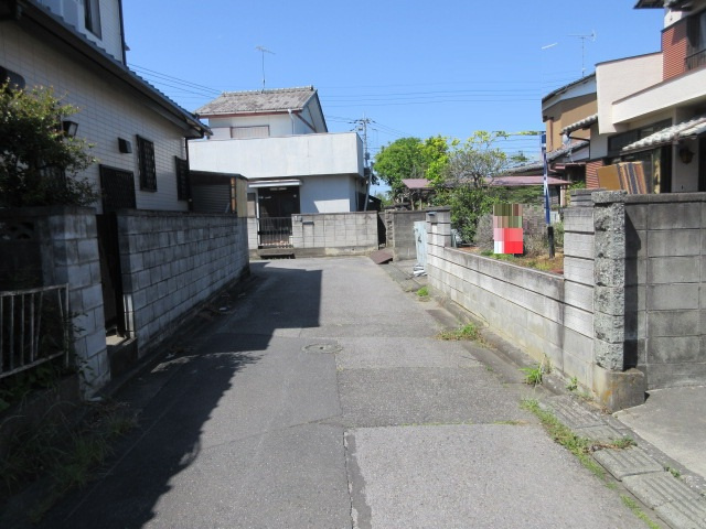 中古戸建　熊谷市小島776-11（リフォーム住宅）の前面道路含む現地写真