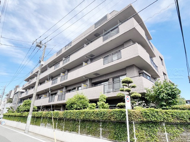 【外観】 | ライフヴィラ豊玉 | 青空によく映える建物です。手入れの行き届いた外壁やマンション正面エントランスなど、綺麗な姿をぜひ一度、現地にてご覧ください。～即日のご見学可能～　お問合せはお気軽にどうぞ。
