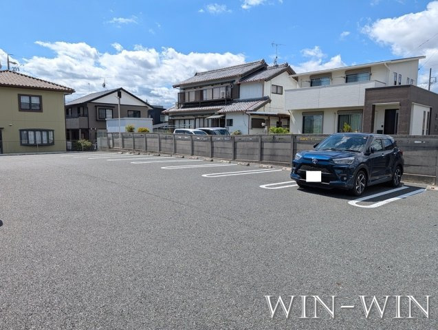 ノーブル西幸の駐車場