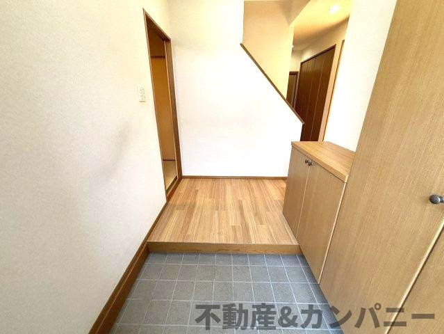 吉藤4丁目の中古のおうち　松山市吉藤4丁目中古戸建の玄関|ゆったりとした玄関です