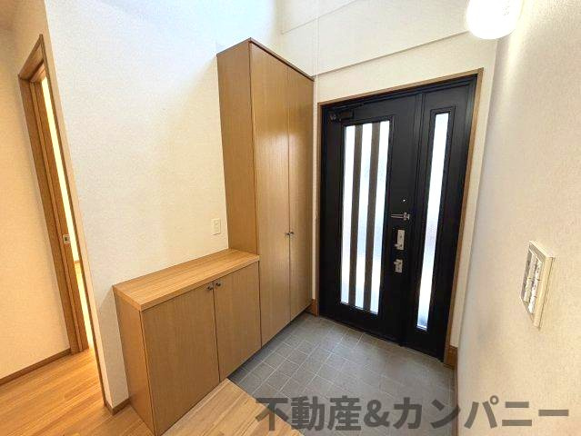 吉藤4丁目の中古のおうち　松山市吉藤4丁目中古戸建の玄関|玄関収納です