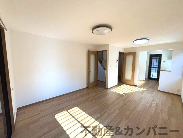 吉藤4丁目の中古のおうち　松山市吉藤4丁目中古戸建の居間・リビング|おしゃれな居間です