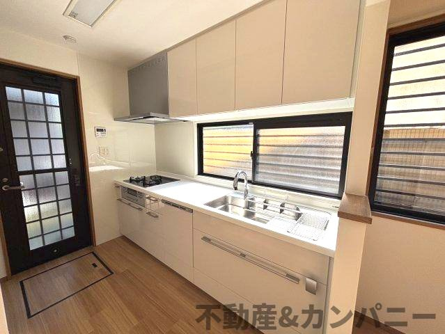 吉藤4丁目の中古のおうち　松山市吉藤4丁目中古戸建のキッチン|収納もバッチリなキッチンです