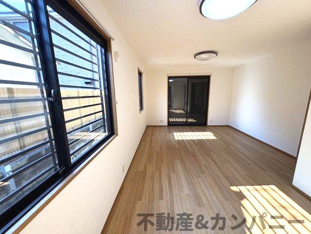吉藤4丁目の中古のおうち　松山市吉藤4丁目中古戸建の居間・リビング|キッチンからみたリビングです