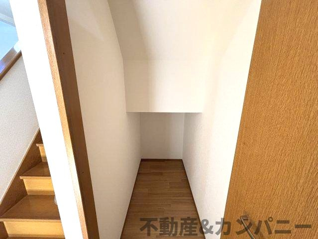 吉藤4丁目の中古のおうち　松山市吉藤4丁目中古戸建の収納|階段下収納です