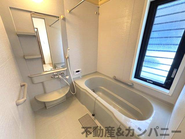 吉藤4丁目の中古のおうち　松山市吉藤4丁目中古戸建の浴室|お風呂で日々の疲れを落としましょう